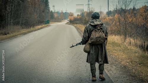 Fotografie stalker with soviet gas mask in radioactive zone