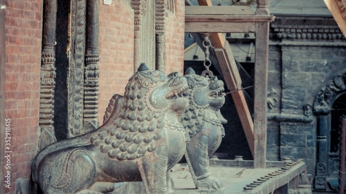 Animal statues on base close to wall © Oz Rao