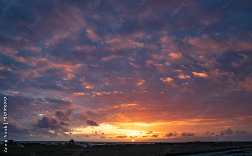 Spektakulärer Sonnenuntergang am Strand von St.-Peter-Ording , Schleswig-Holstein, Deutschland Spektakulärer Sonnenuntergang am Strand von St.-Peter-Ording , Schleswig-Holstein, Deutschland