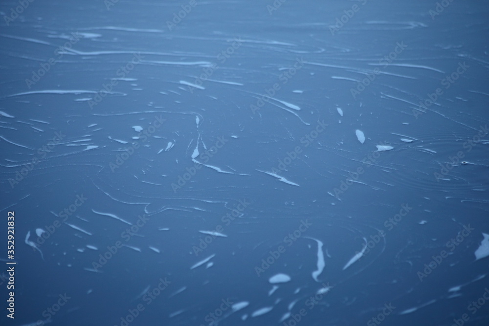 Naklejka premium Calm water surface with a foam pattern, texture for background