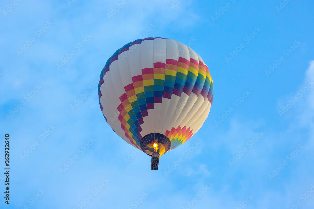 Naklejka premium colored balloon with people flying in the sky in Cappadocia