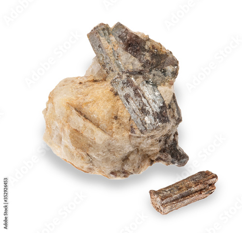 MIneral andalusita sobre fondo blanco