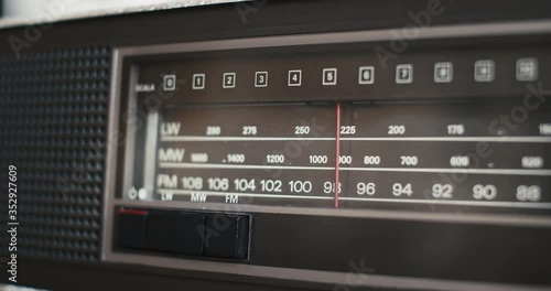 Tunning in old radio 