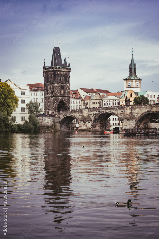 panorama de praga sobre el rio moldava, torre de la polvora puente de san carlos