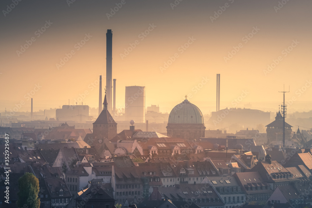 Naklejka premium Nürnberg, Blick von der Burg in Richtung Weißer Turm, St. Elisabethkirche und Spittlertorturm im Sonnenuntergang