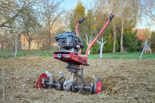 Foto Tiller in the garden