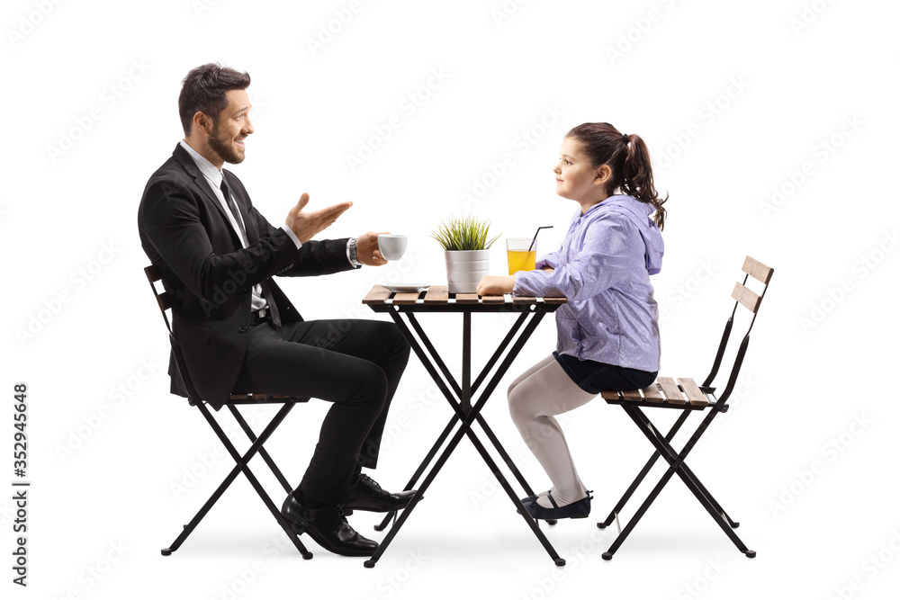 Obraz premium Father and daughter sitting at a cafe and talking