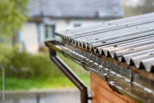 Fotografi rain flows down from the roof