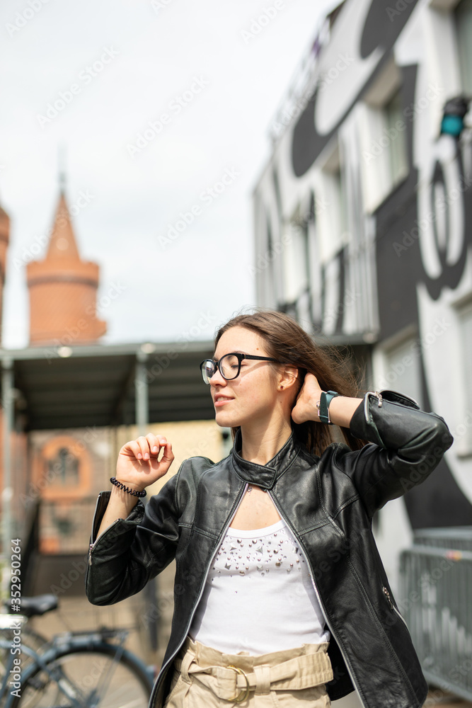 Fototapeta premium schöne Frau in der Stadt Berlin