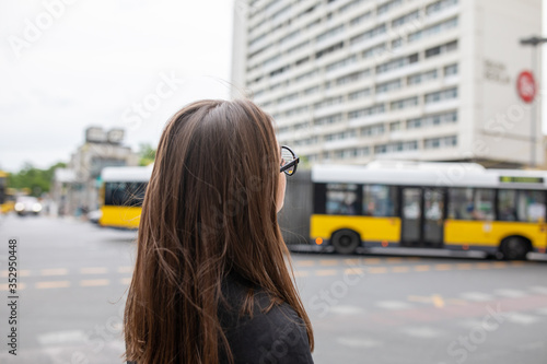 schöne Frau in der Stadt Berlin