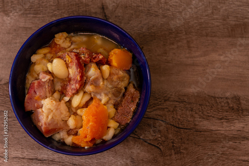 Locro, cocina argentina, un guiso muy popular hecho con calabaza, frijoles, maíz blanco, carne, salchichas, etc. Sobre una tabla de madera