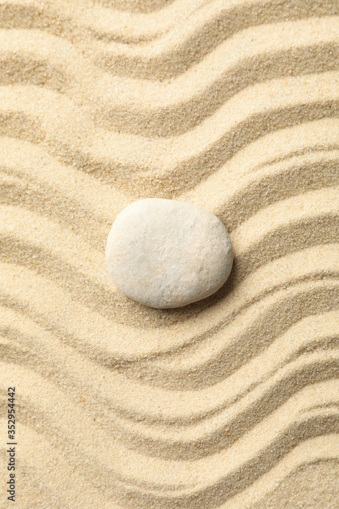 Obraz premium Stone on the sand with patterns. Zen concept