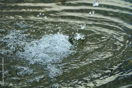 Wasser fließt aus dem Brunnen und es bilden sich Wasserwellen © Zehra