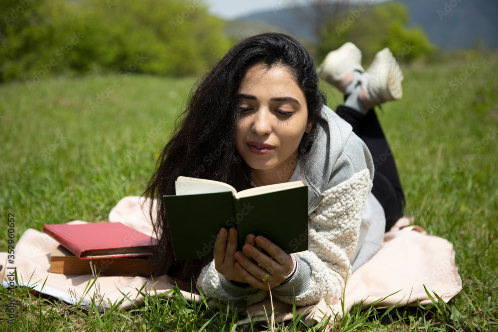 Obraz premium woman reading books in nature