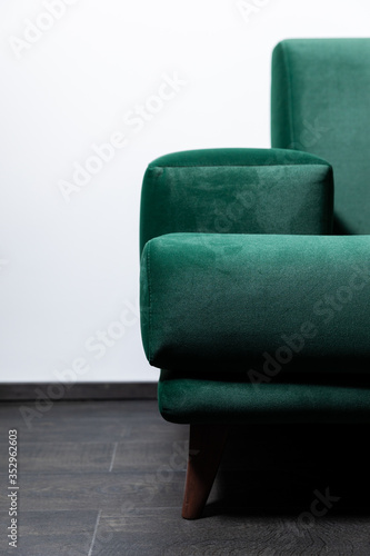 Obraz na płótnie Green Sofa in the room with white walls w salonie