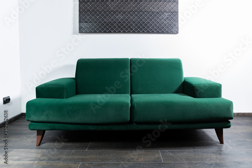 Obraz na płótnie Green Sofa in the room with white walls w salonie