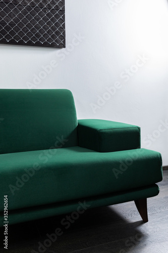 Obraz na płótnie Green Sofa in the room with white walls w salonie