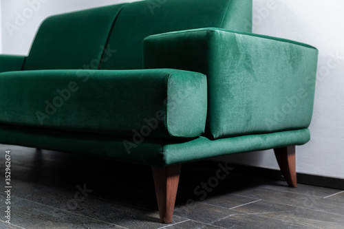 Obraz na płótnie Green Sofa in the room with white walls w salonie