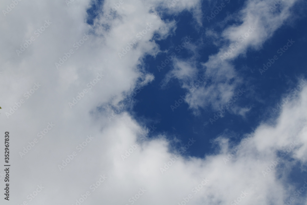 Obraz premium Light gray clouds against a piercing blue sky