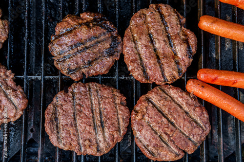 Картината върху платно Grilling Hotdogs Hamburgers