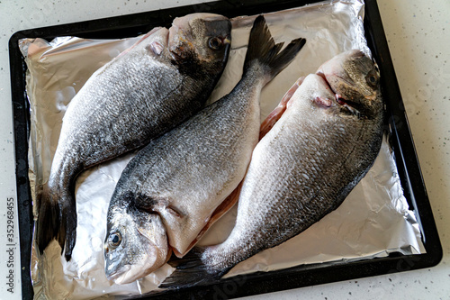 Obraz na płótnie Raw Dorada Fish on a Baking Tray. Cooking fish at home w salonie