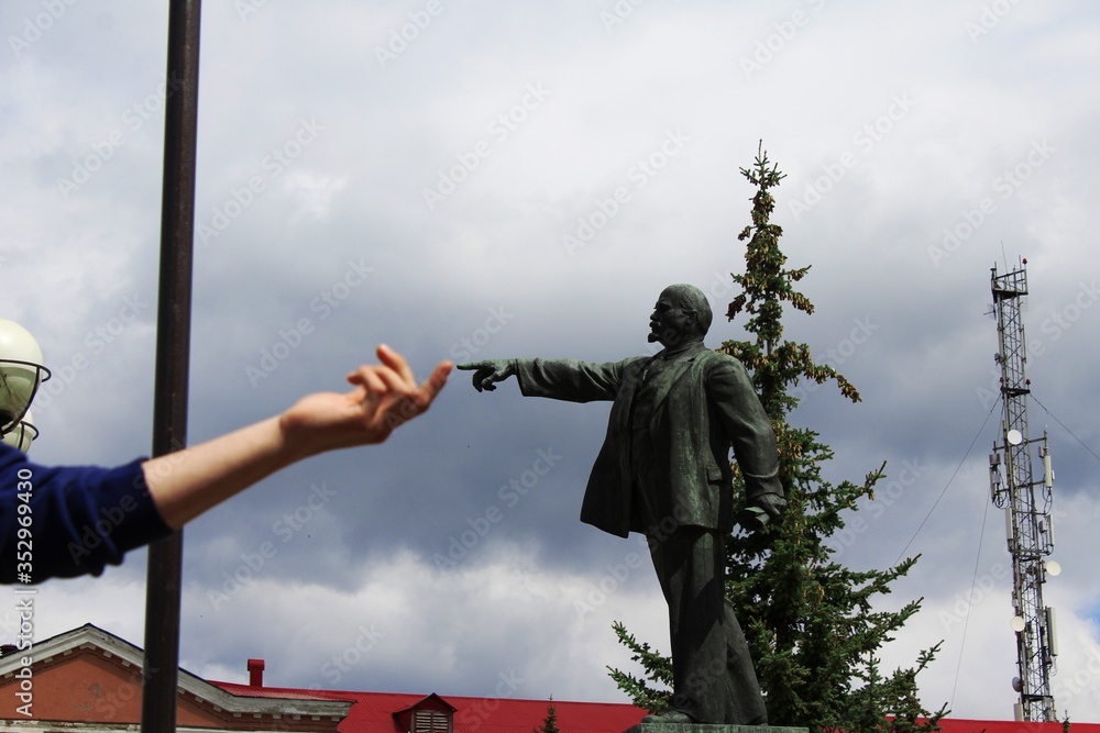 Naklejka premium construction worker on the roof