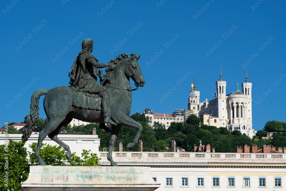 Φωτογραφία View of Basilica of Notre Dame de Fourviere and Louis XIV statue