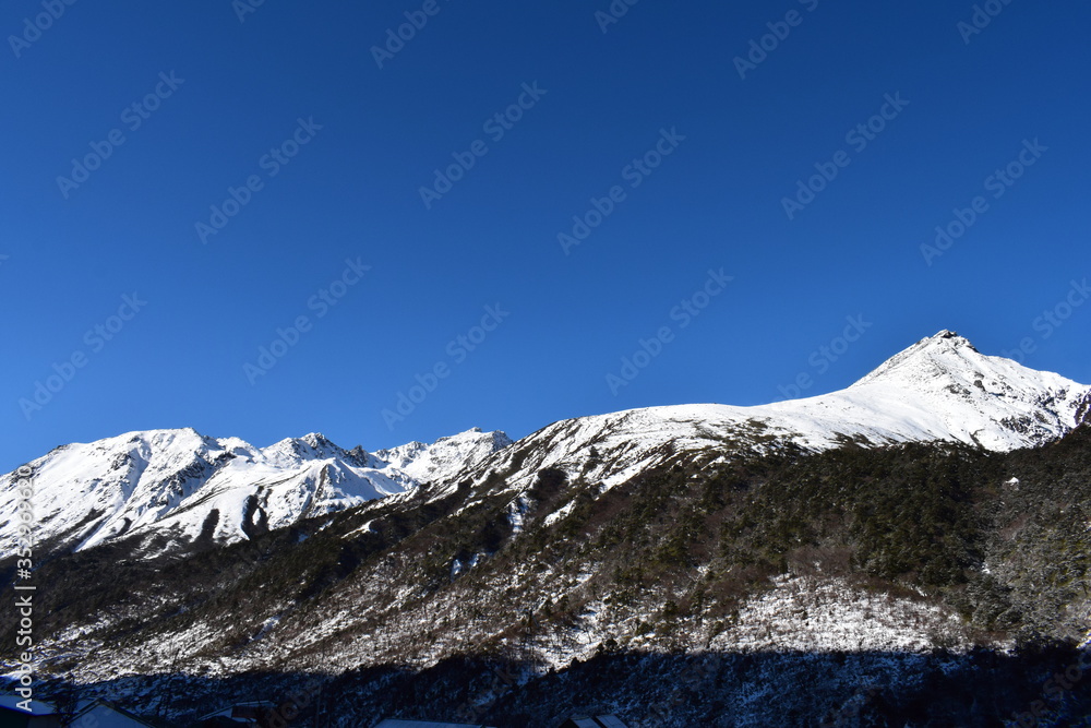 Fototapeta premium Snow covered rocky mountains somewhere in sikkim india
