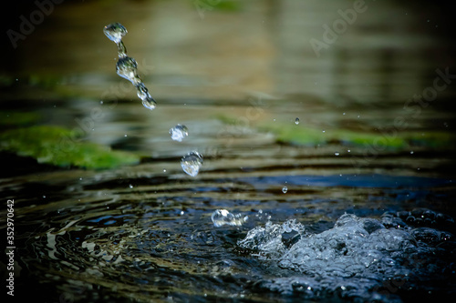 Photos Wasser fließt aus dem Brunnen und es bilden sich Wasserwellen