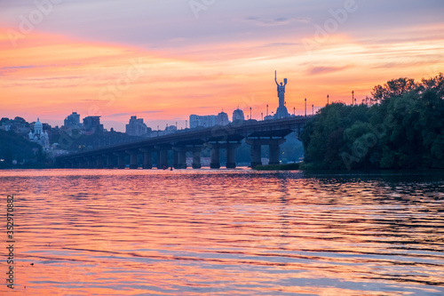 warm summer evening in the city © Александр Арендарь
