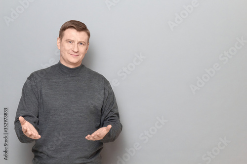 Foto Portrait of man stretching hands to you and expressing cordiality