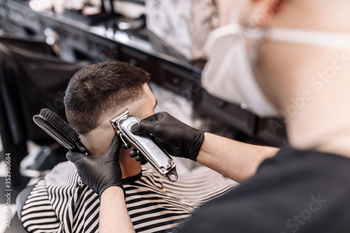 Foto Men's beauty salon. Men's haircut in a barbershop.