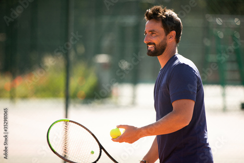 un joueur de tennis souriant et gagnant son match