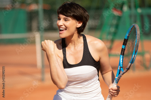 Victoire d'une jeune femme jouant au tennis.