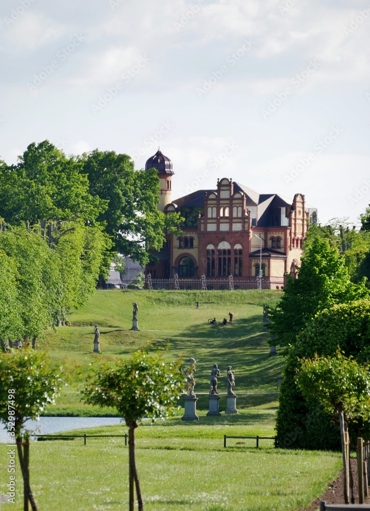 Schlosspark Schwerin mit Gebäude
