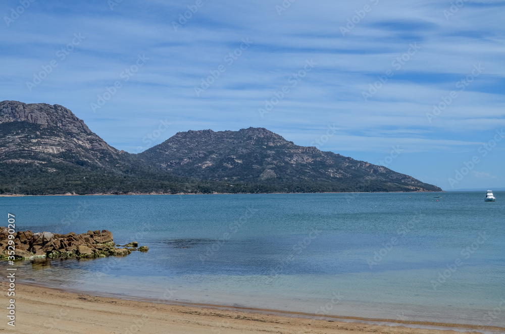 Obraz premium Mountains, beach and see in Tasmania