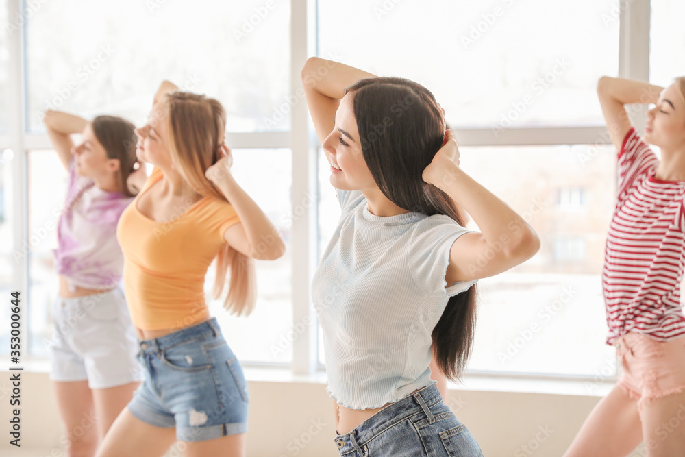 Naklejka premium Beautiful young women dancing in studio