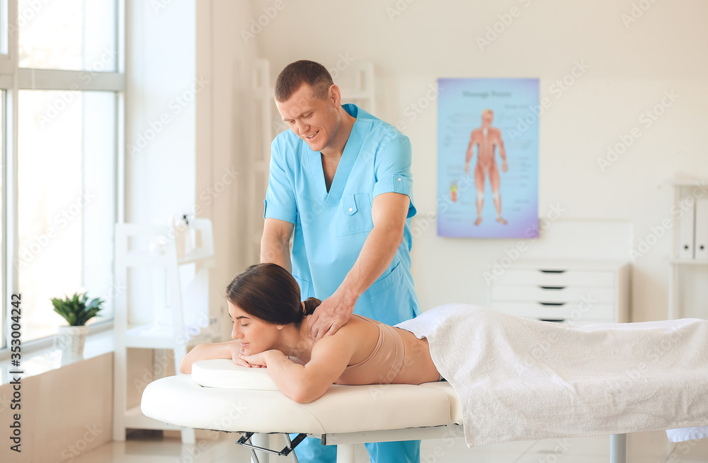 Obraz premium Massage therapist working with female patient in medical center
