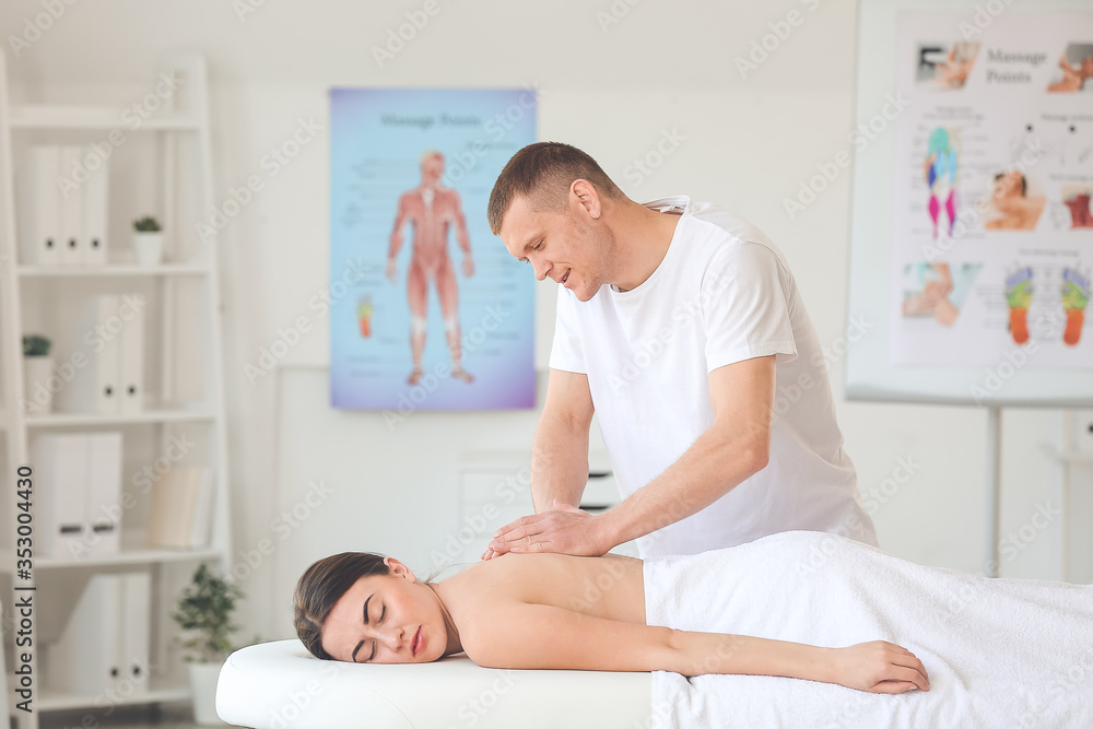 Obraz premium Massage therapist working with female patient in medical center