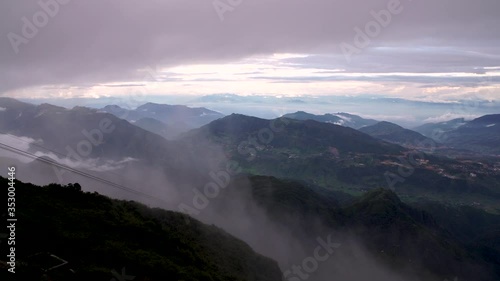 Teleférico y montañas