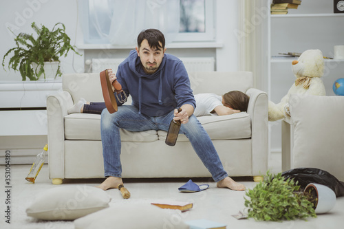 Slika na platnu Father came home after work and saw a mess.
