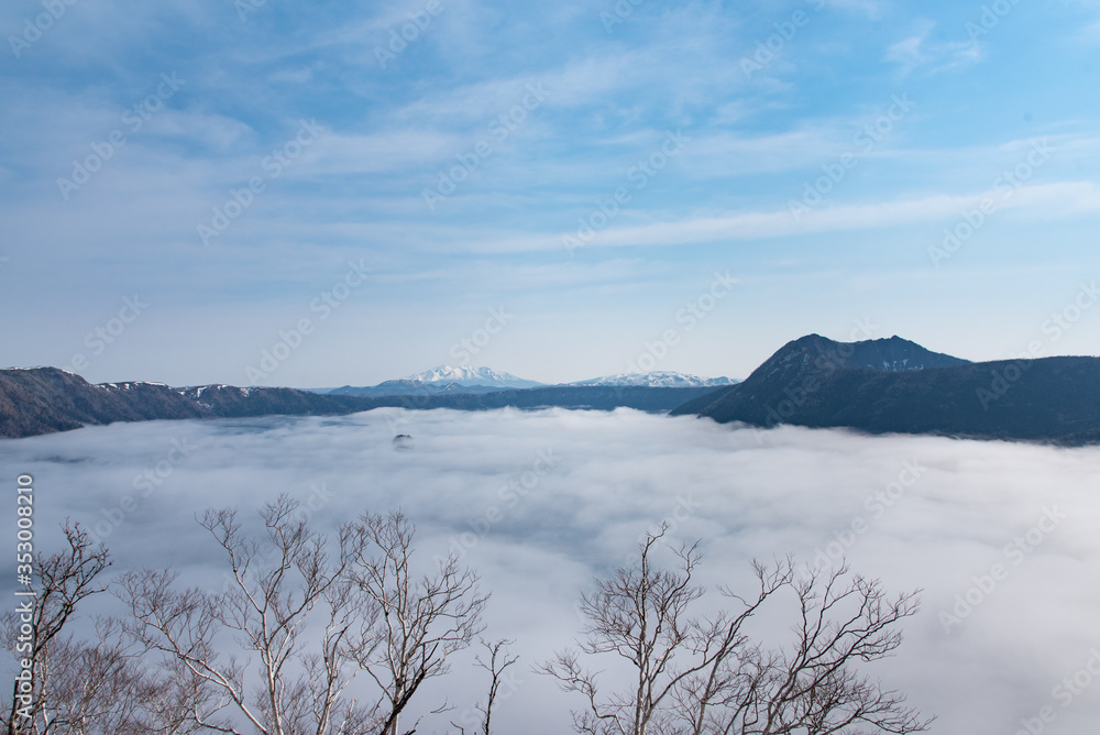 北海道摩周湖の雲海から斜里岳を臨むstock Photo Adobe Stock