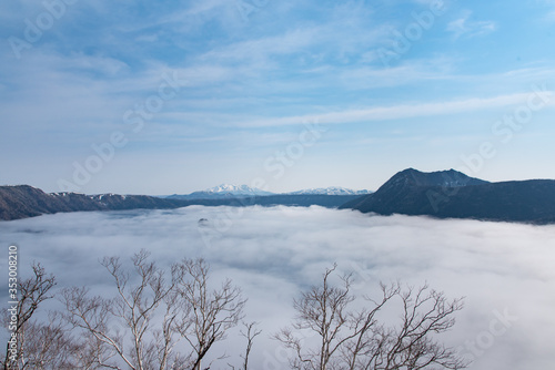 北海道摩周湖の雲海から斜里岳を臨む