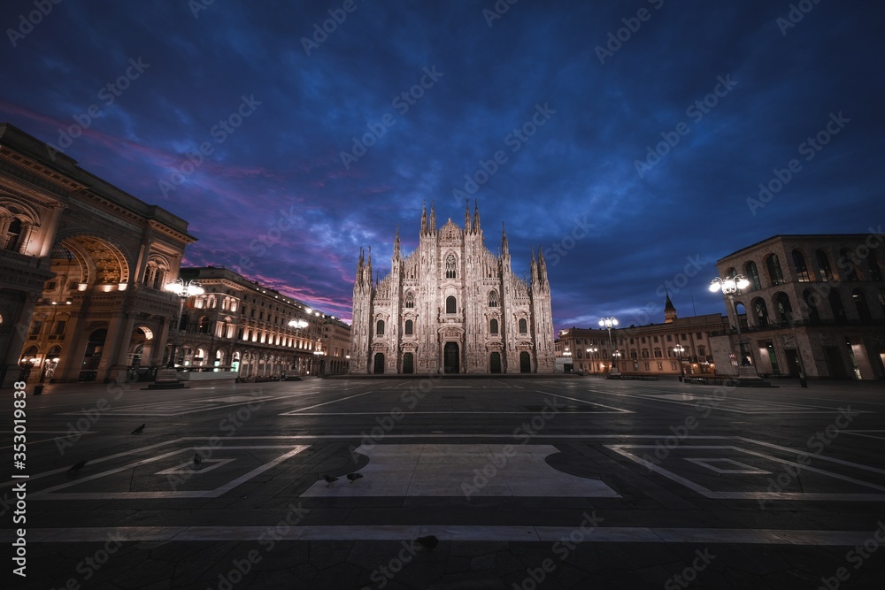 Fototapeta premium Amazing shot of the Duomo di Milano's amazing architecture on a night sky background
