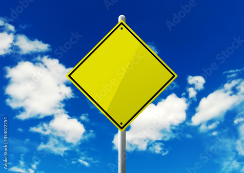青空に掲げる空白の黄色いひし形の看板