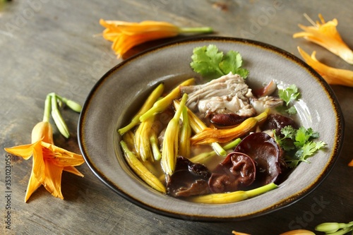 Foto Asian soup with daylily flowers (golden needles), woody ear mushrooms and pork