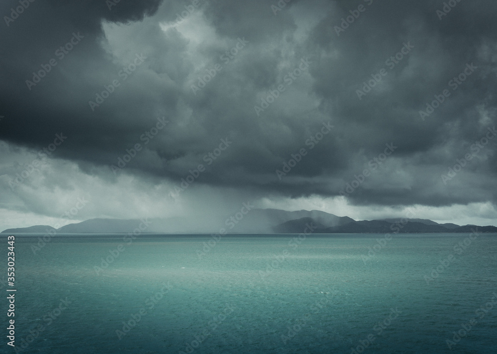 Obraz premium Rain over Magnetic island