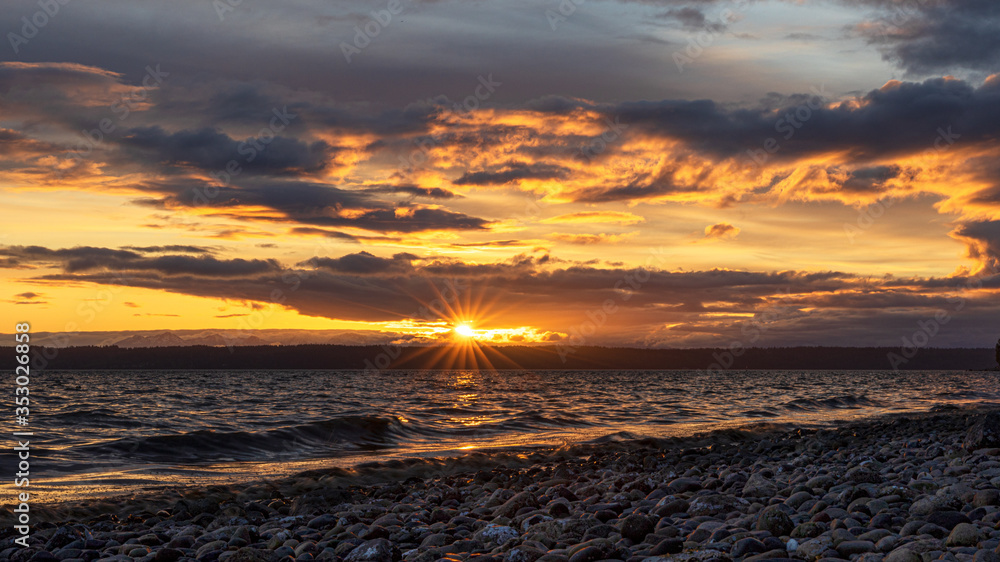 Naklejka premium Sunset and Rocky Beach