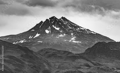 Fotografía en Blanco y negro de zona montañosa Con montaña con forma de volcán