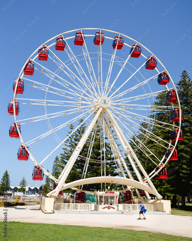 Fototapeta premium The iconic Fremantle Ferris wheel in Perth, Western Australia. Photographed on a bright sunny day. 